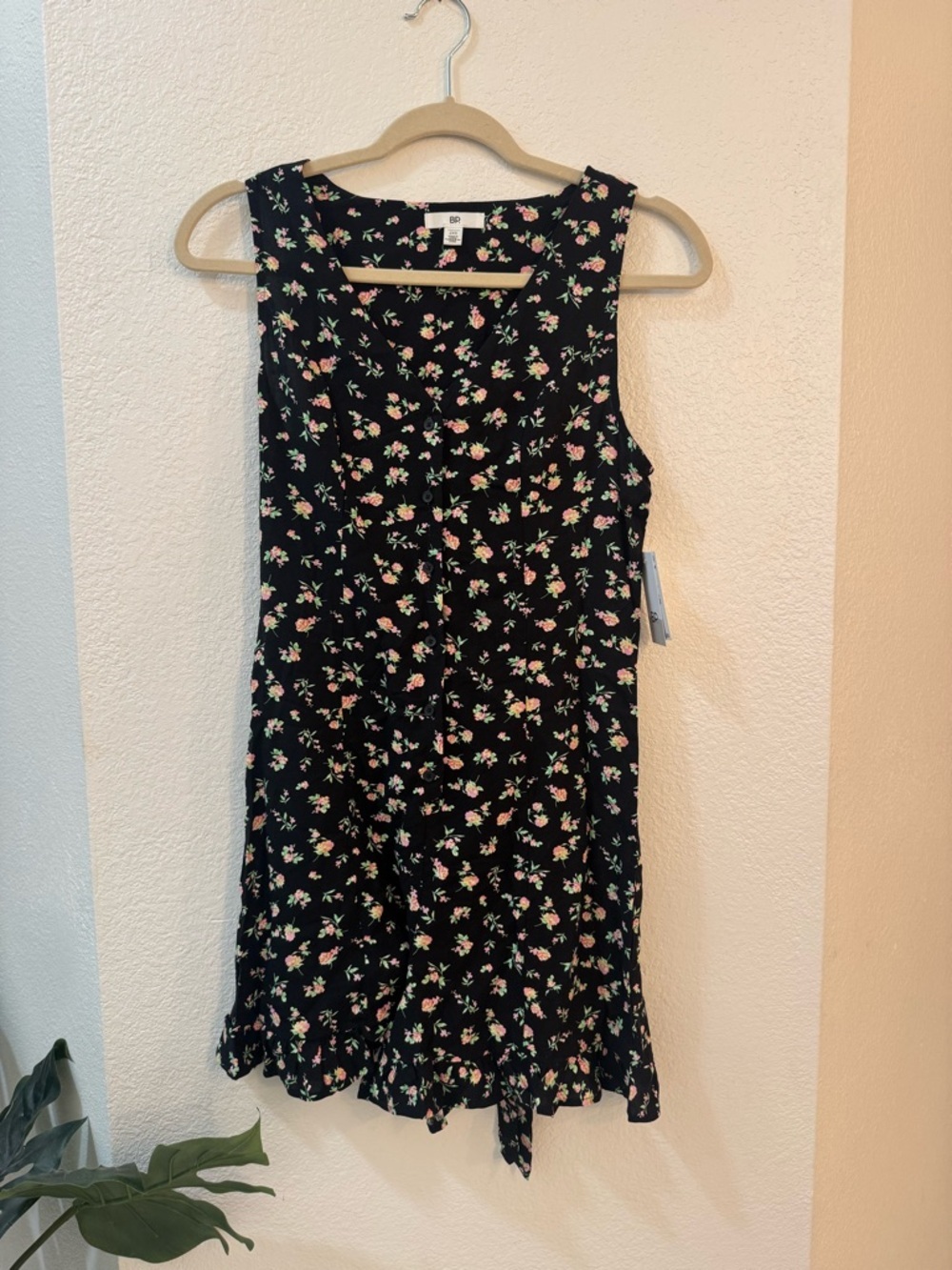 NWT Sleeveless Floral Romper Ruffled Hem Summer Wear! - Picture 6 of 11